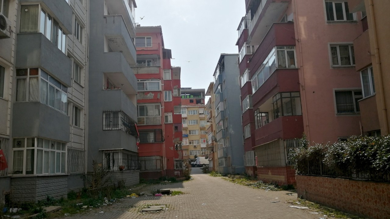 İstanbul'da bilirkişinin 'çok riskli' dediği site yıkılamadı