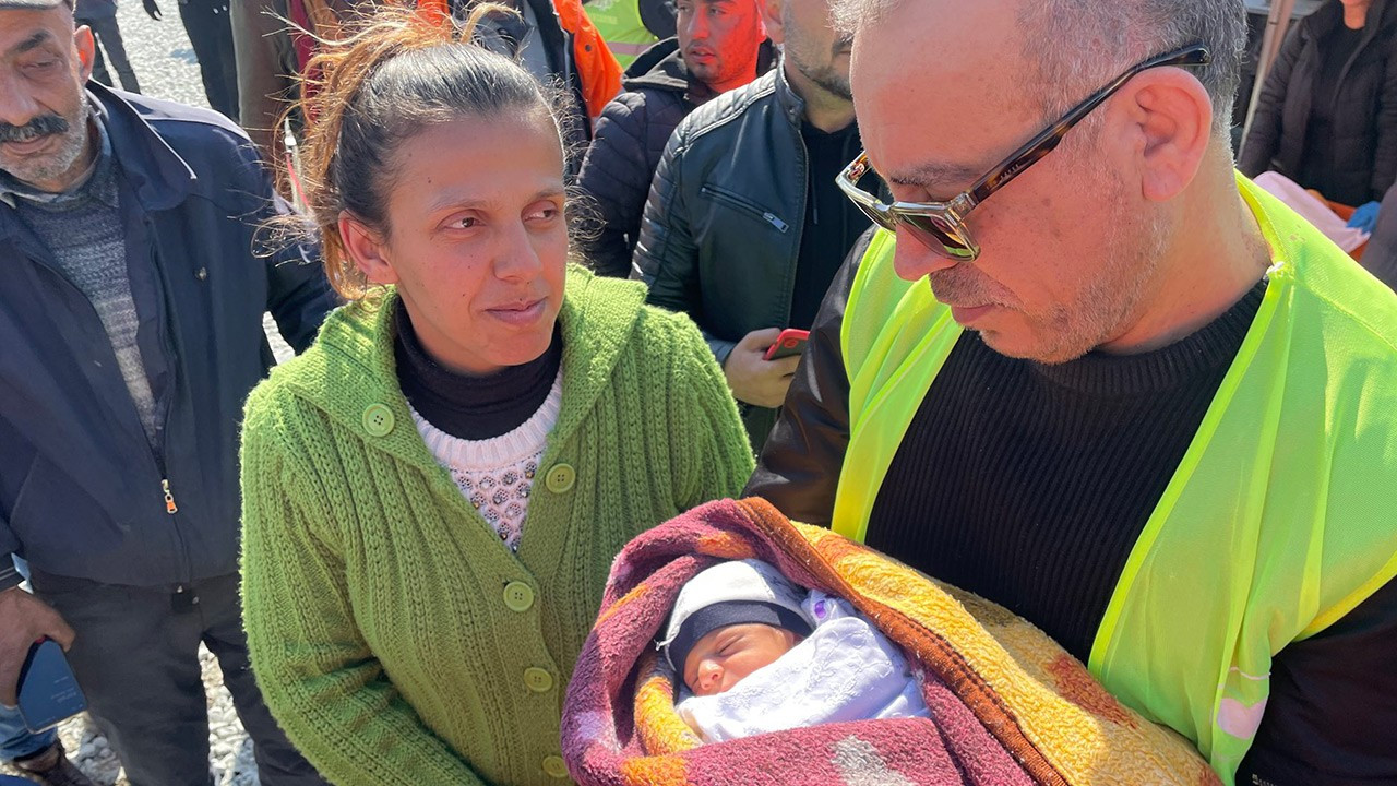 Haluk Levent enkazdan kurtarılan 10 günlük bebeğin adını koydu