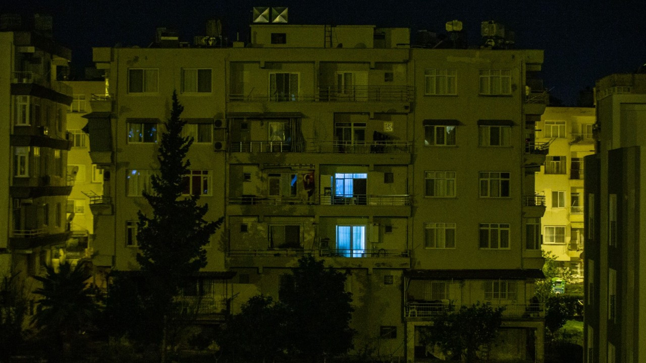 Deprem sonrası yıkılmayan dairelerin ışıkları açık kaldı