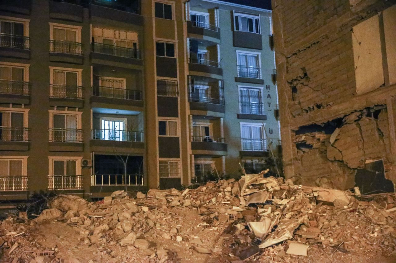 Deprem sonrası yıkılmayan dairelerin ışıkları açık kaldı - Sayfa 4