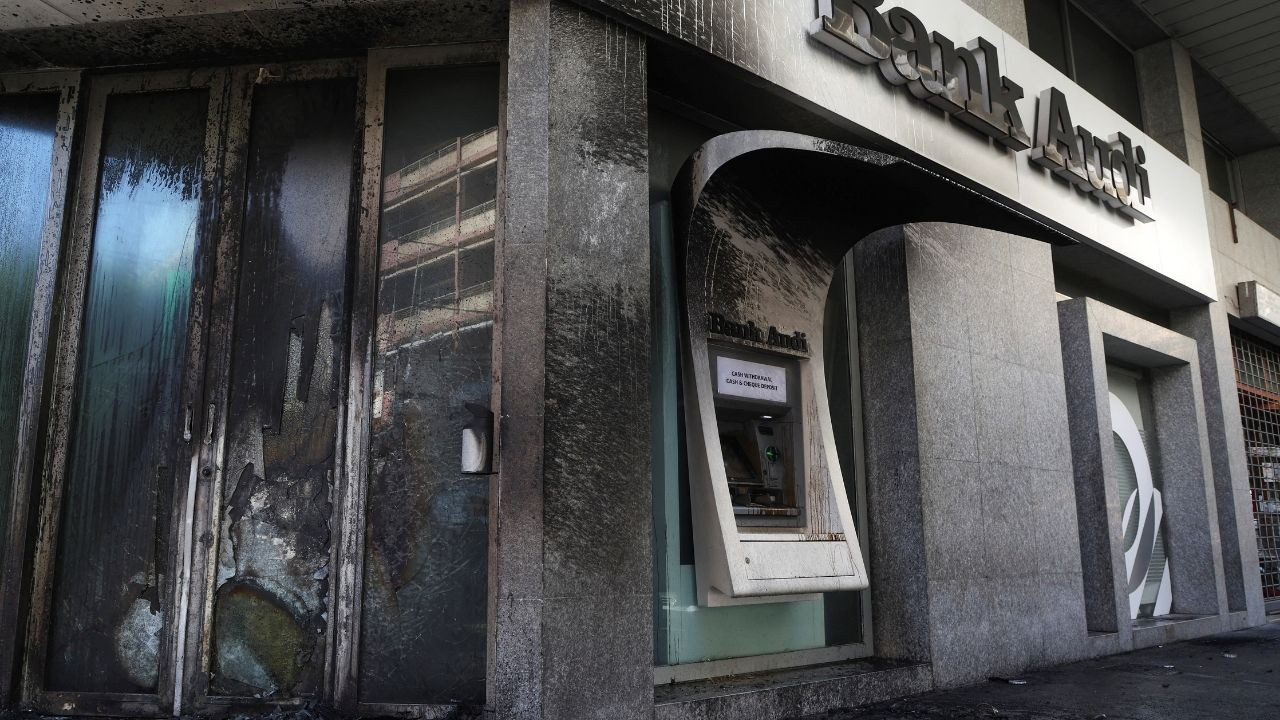 Paralarını çekemeyen Lübnanlılar banka şubeleri önünde ateş yaktı