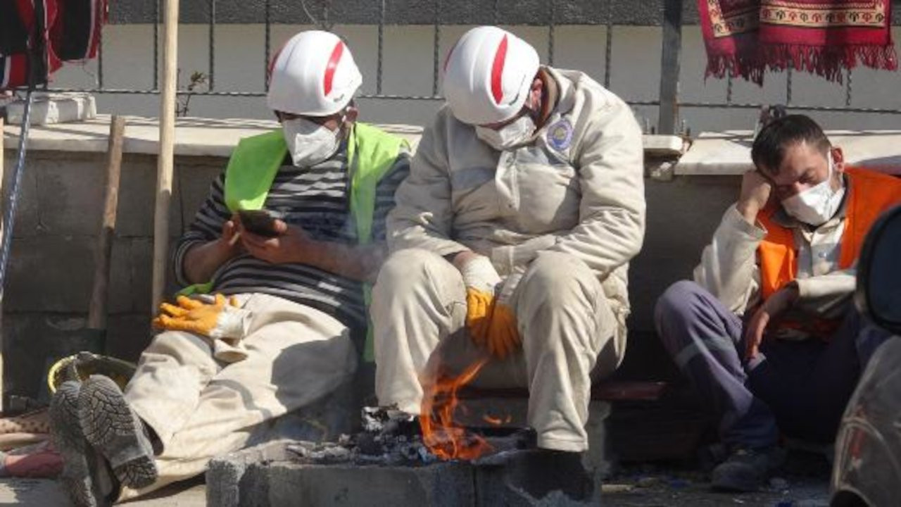 Deprem bölgesinde hayat kurtaran madenciler yorgunluktan ayakta uyuyor