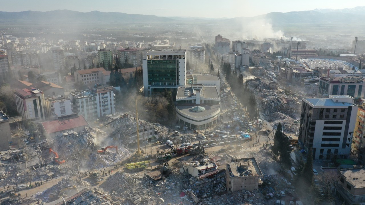 Nurdağı'nda yıkılan iki binayı AK Partili meclis üyesi yapmış