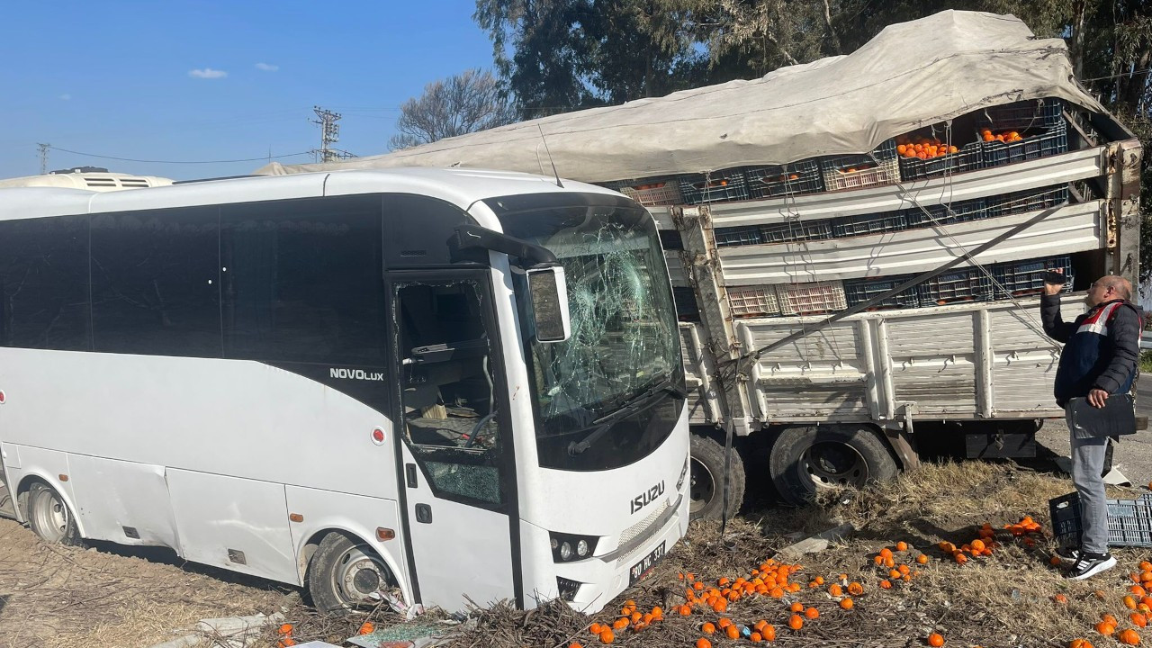 Mersin'de cezaevi midibüsü ile kamyon çarpıştı: 23 yaralı