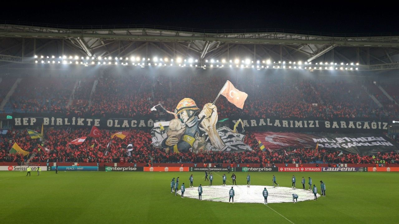 Trabzonspor-Basel maçında deprem illeri dakikalarında anıldı