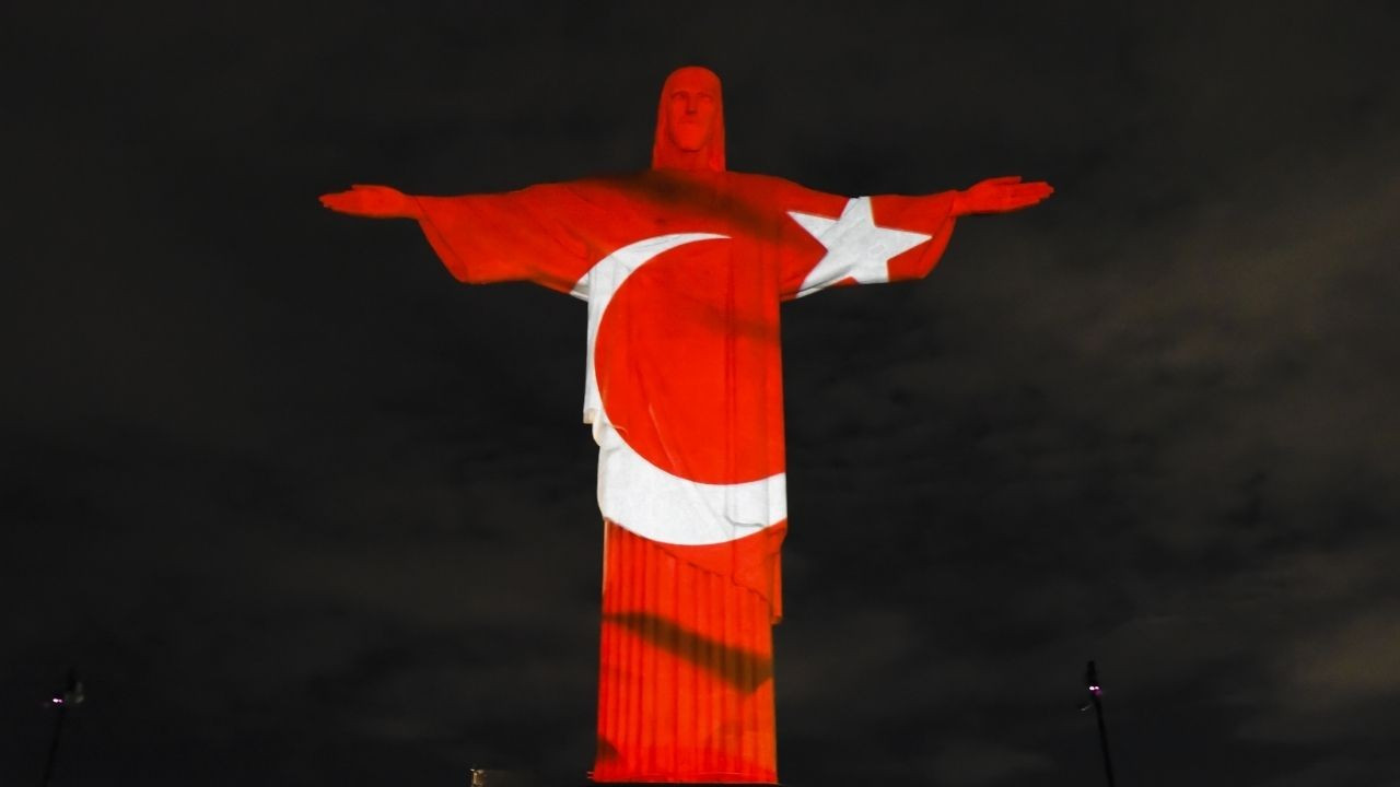 Brezilya’daki Kurtarıcı İsa heykeli depremzedeler anısına aydınlatıldı