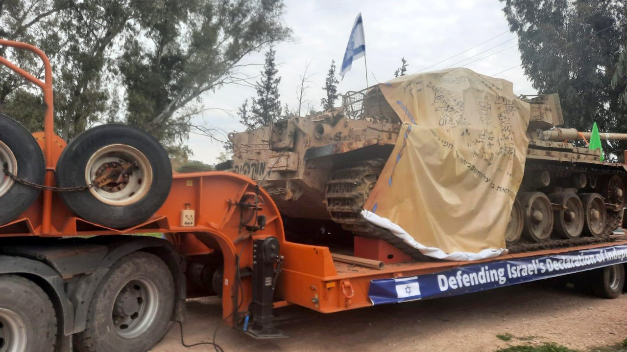 İsrail'de 2 emekli asker hükümeti protesto için eski tankı çalıp, üstüne 'demokrasi' yazdı