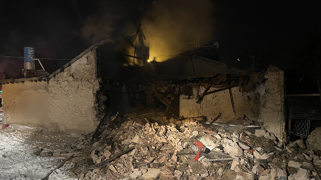 Konya'da yangın çıkan evin çatısı çöktü: 7 depremzede öldü