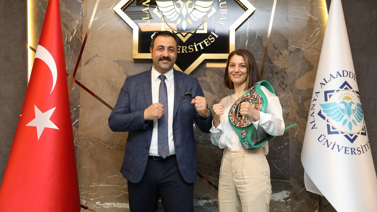 Seren Ay Çetin, WBC gümüş kemerini yardım için açık artırmaya çıkardı