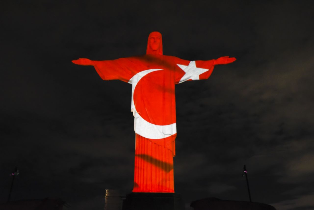 Brezilya’daki Kurtarıcı İsa heykeli depremzedeler anısına aydınlatıldı - Sayfa 4