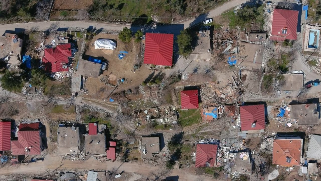 Fay hattındaki köy: 55 evden geriye 3 ağır hasarlı ev kaldı...