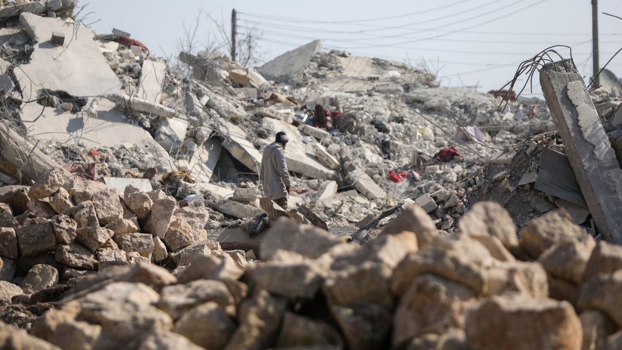 Yüzlerce Suriyeli, depremlerin ardından ülkelerine gitti