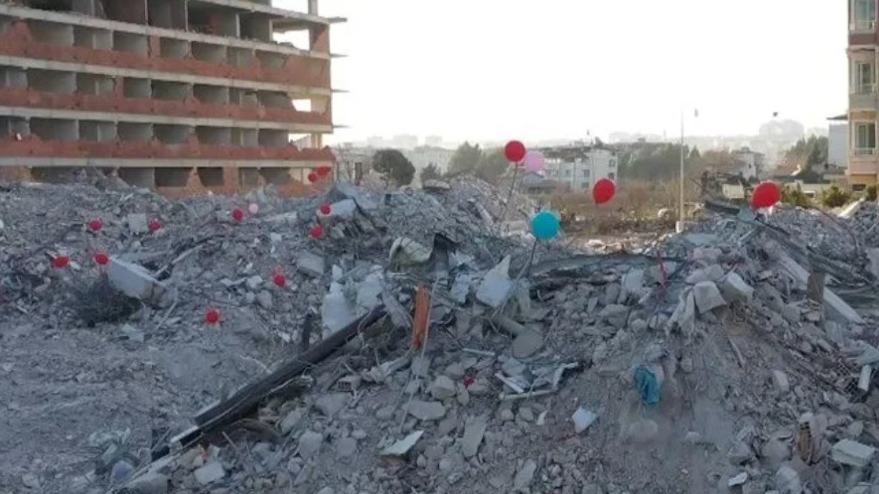 Hatay'da yıkılan anaokulunun enkazına balonlar bağlanmasına tepki