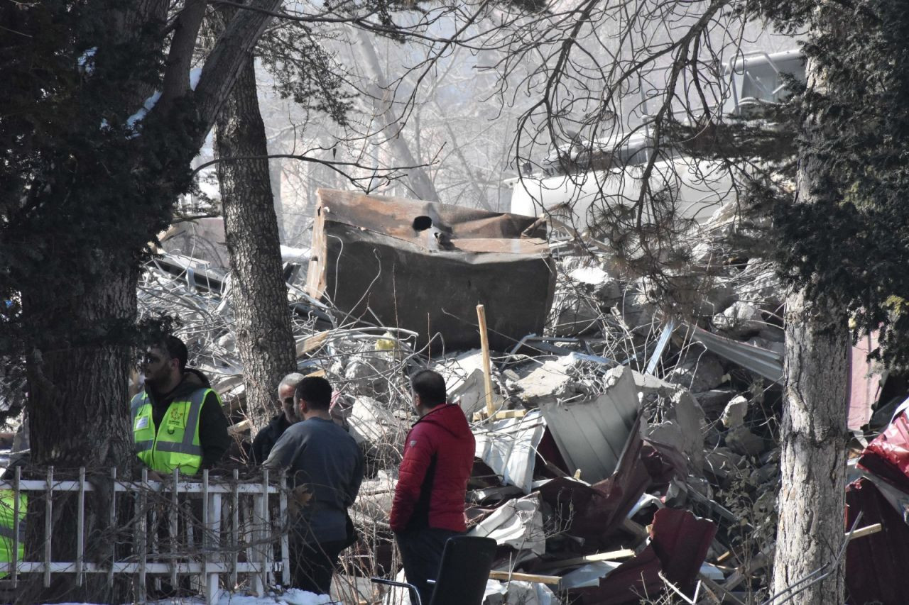 Depremde ağır hasar alan Elbistan Belediye Binası yıkılıyor - Sayfa 3