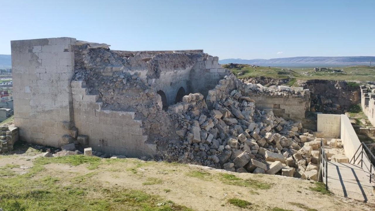 Antep'teki tarihi İç Kale Cami depremden hasar gördü
