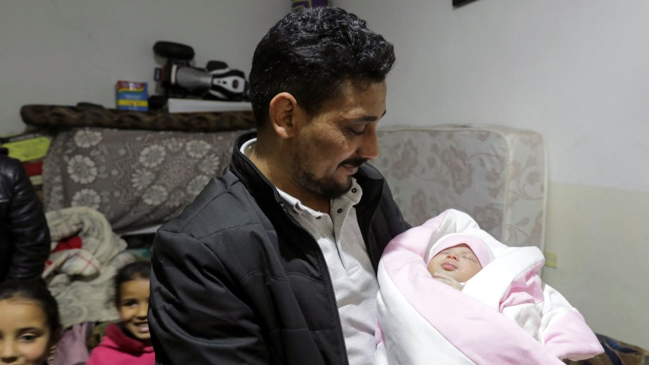Suriye'de enkazda doğan bebeği halası evlat edindi