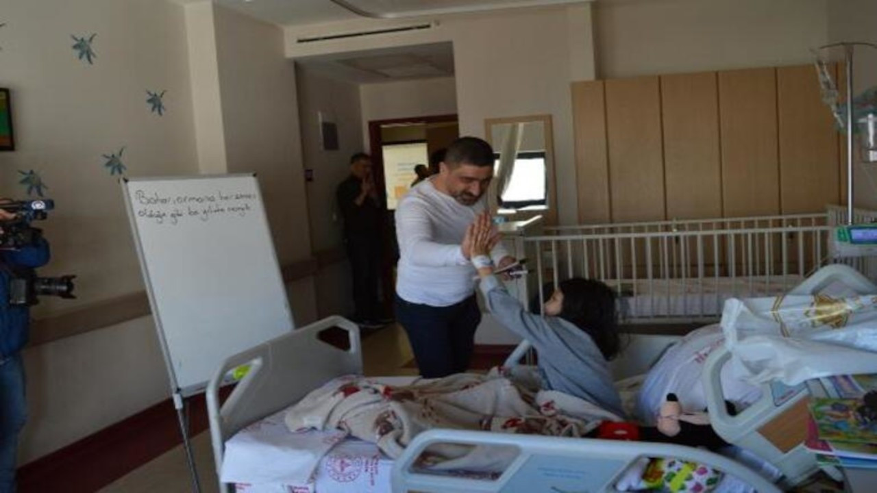 Depremde yaralanan çocuklar hastanede eğitime başladı