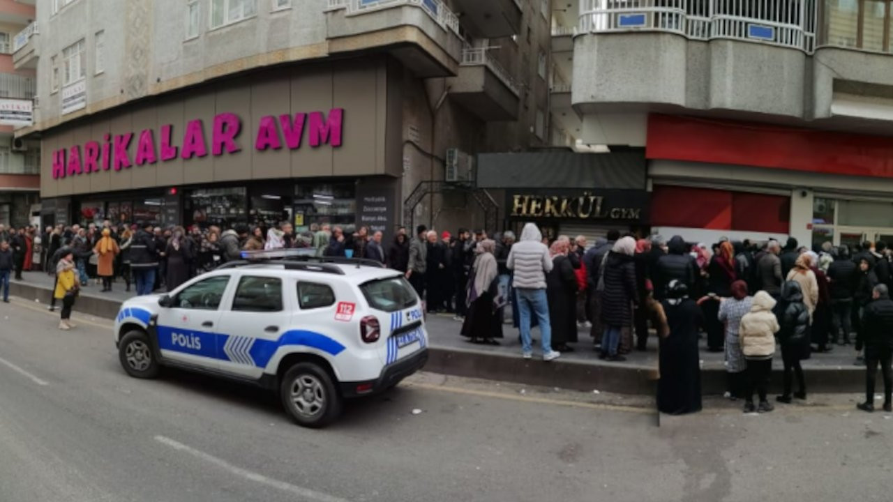 Diyarbakır'da Ziraat Bankası önünde bir kilometre depremzede sırası