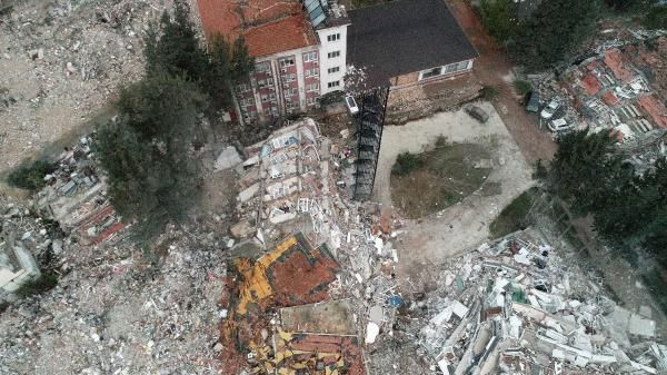 Hatay'da depremde binalar yıkıldı, yangın merdiveni ayakta kaldı - Sayfa 2