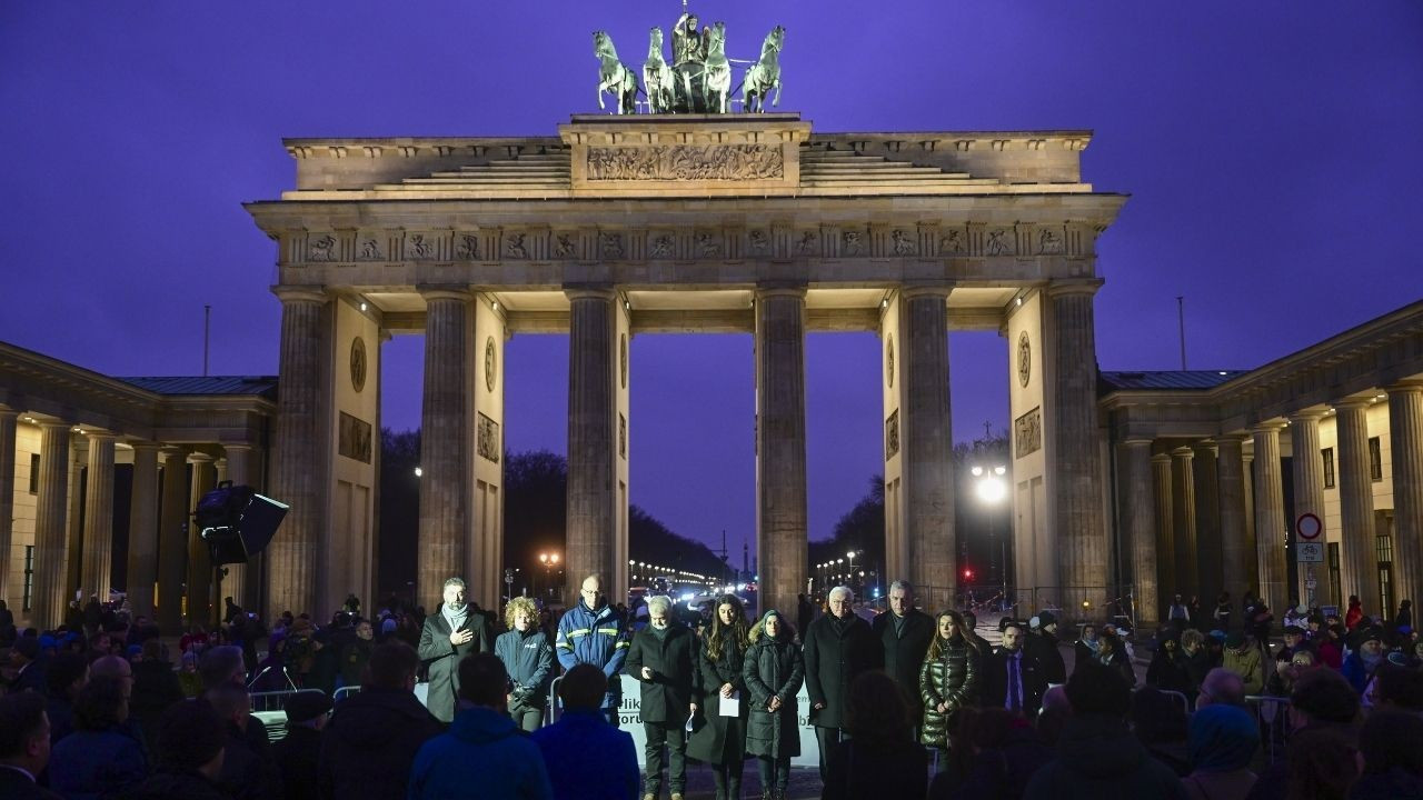 Depremlerde hayatını kaybedenler Almanya’da anıldı