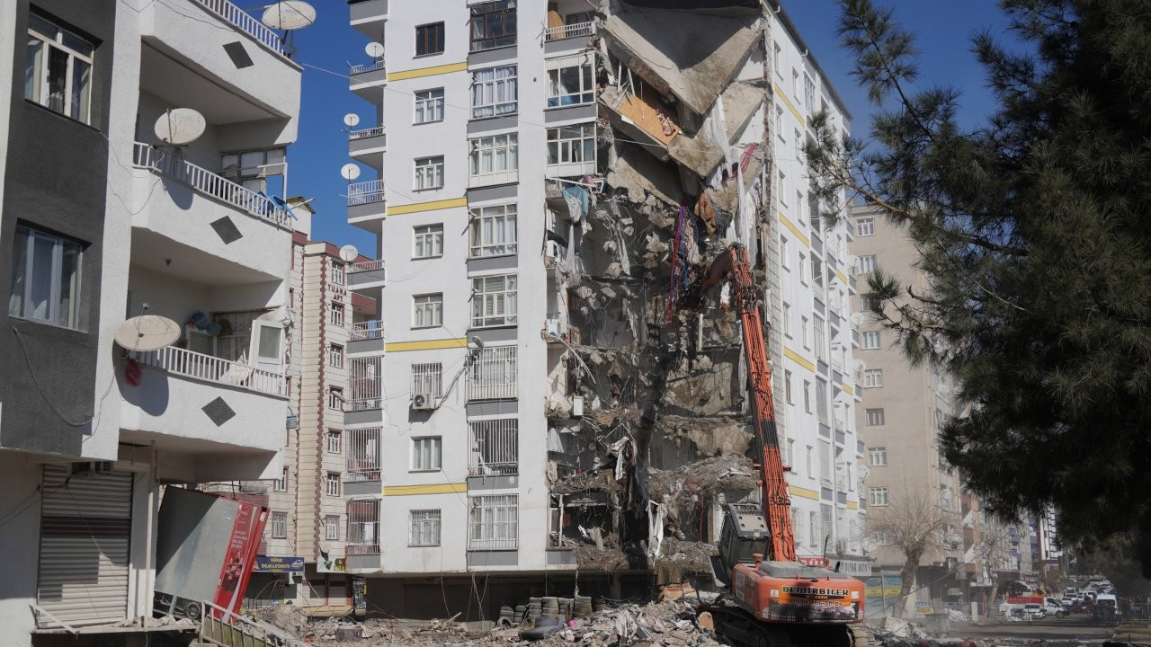 Diyarbakır'da ağır hasarlı binalar yıkılıyor