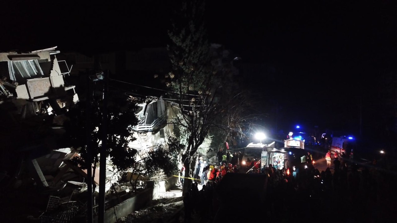 Eşya aldıkları hasarlı bina depremde yıkıldı: 3 kişi enkaz altında