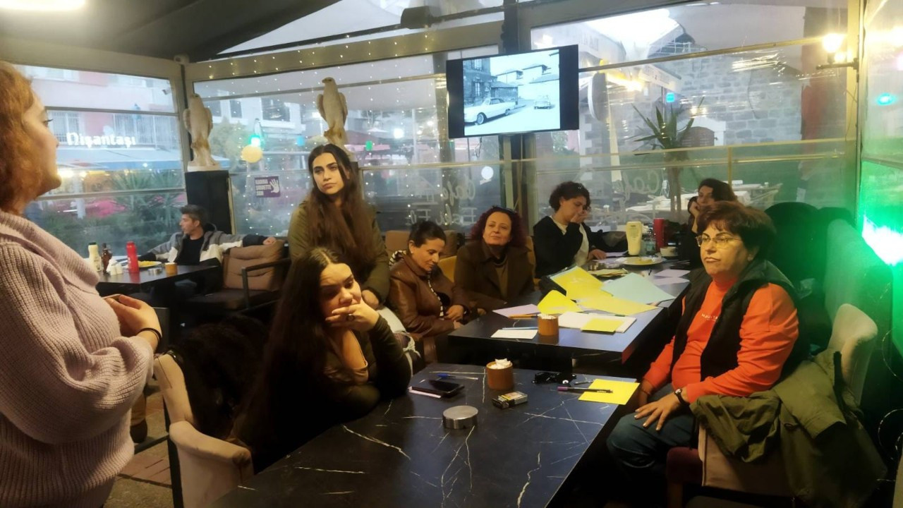 İzmir'den depremzede kadınlara mektup: Enkazın altından feminist dayanışma ile kalkacağız