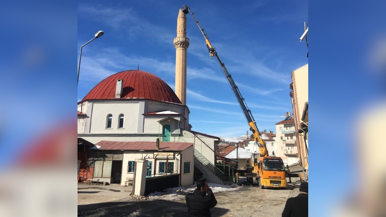 Sivas Gürün'de depremde hasar gören minarelerin yıkımına başlandı