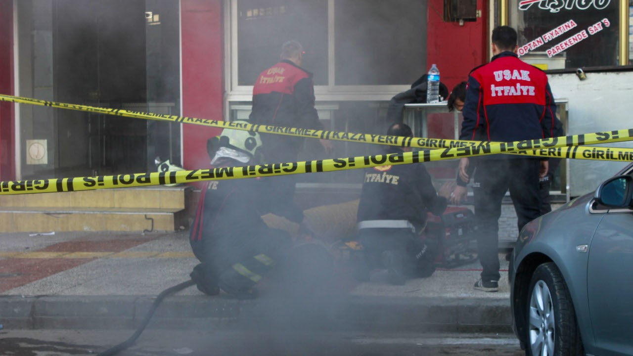 Uşak'ta yangın: 1 kişi öldü, 3 itfaiyeci hastaneye kaldırıldı