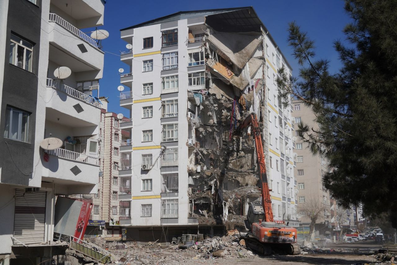 Diyarbakır'da ağır hasarlı binalar yıkılıyor - Sayfa 1