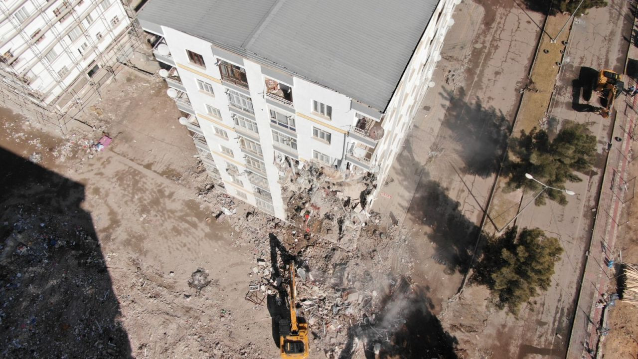 Diyarbakır'da ağır hasarlı binalar yıkılıyor - Sayfa 2