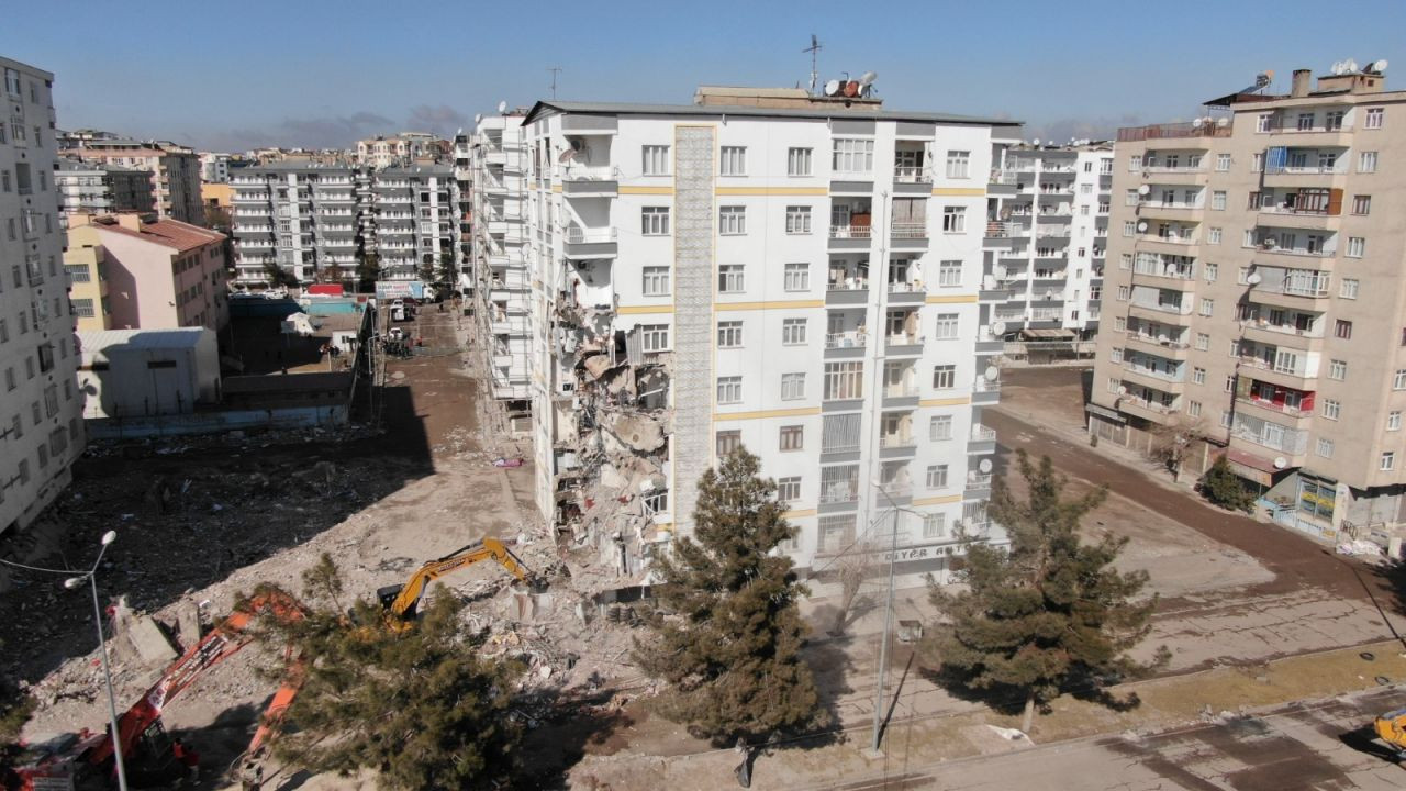 Diyarbakır'da ağır hasarlı binalar yıkılıyor - Sayfa 3