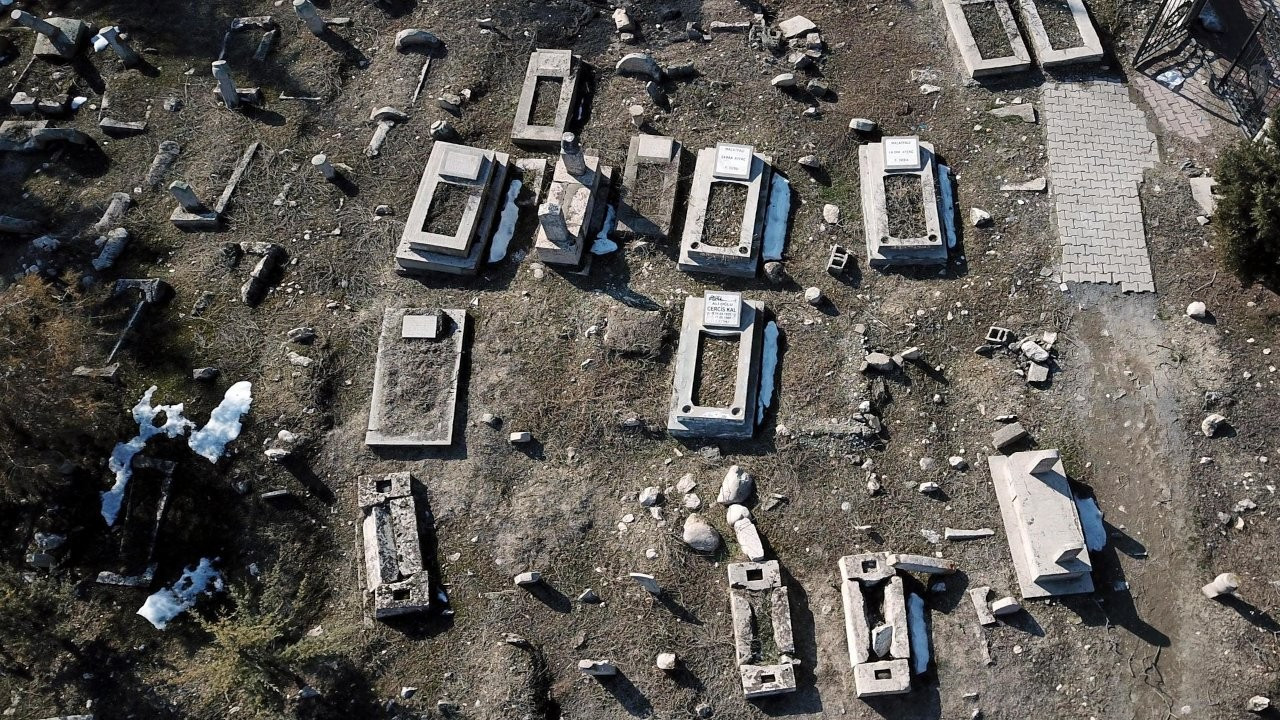 250 yıllık Sancaktar Mezarlığı'nda mezar taşları depremde kırıldı