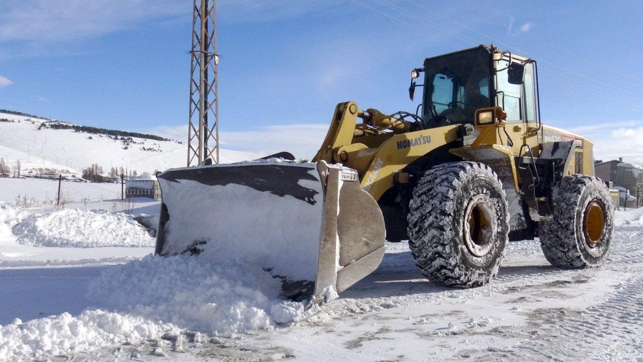 Doğu Anadolu'da kar, 448 köy ve mahalle yolunu ulaşıma kapattı