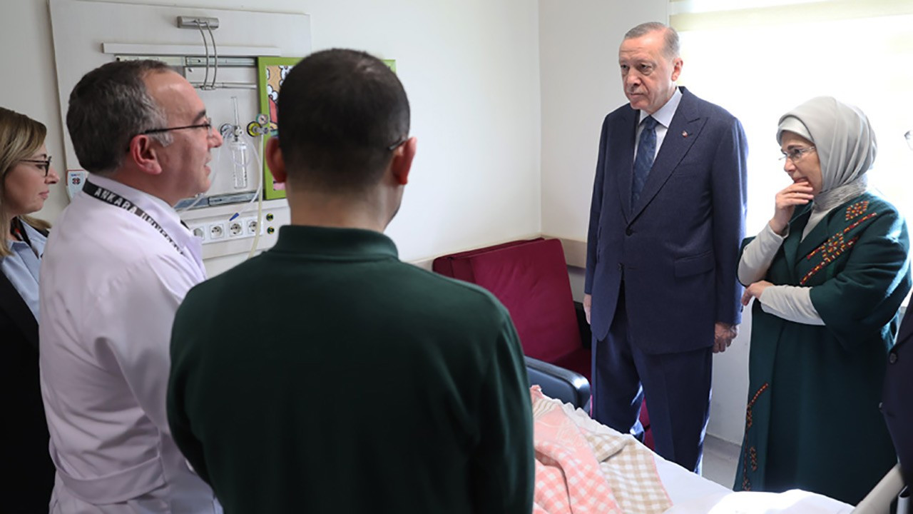 Erdoğan, depremzede çocukları hastanede ziyaret etti