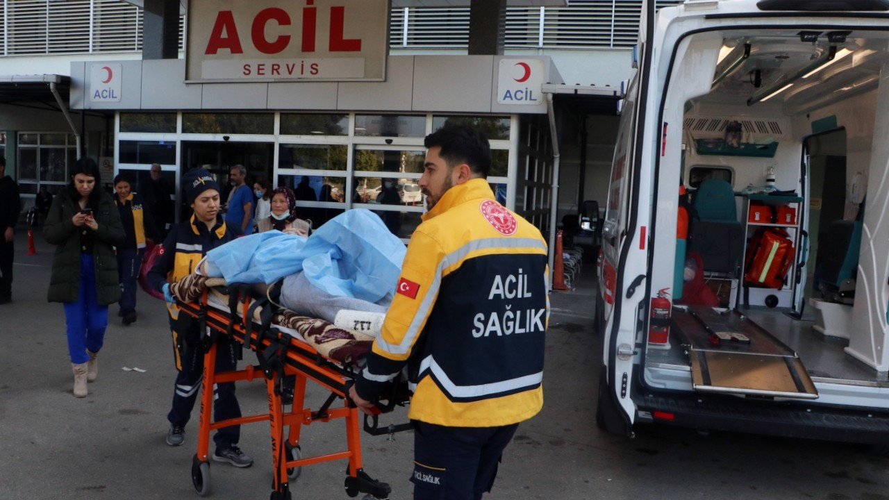 Depremde hasar gören Balcalı Hastanesi'nden tahliyeler sürüyor