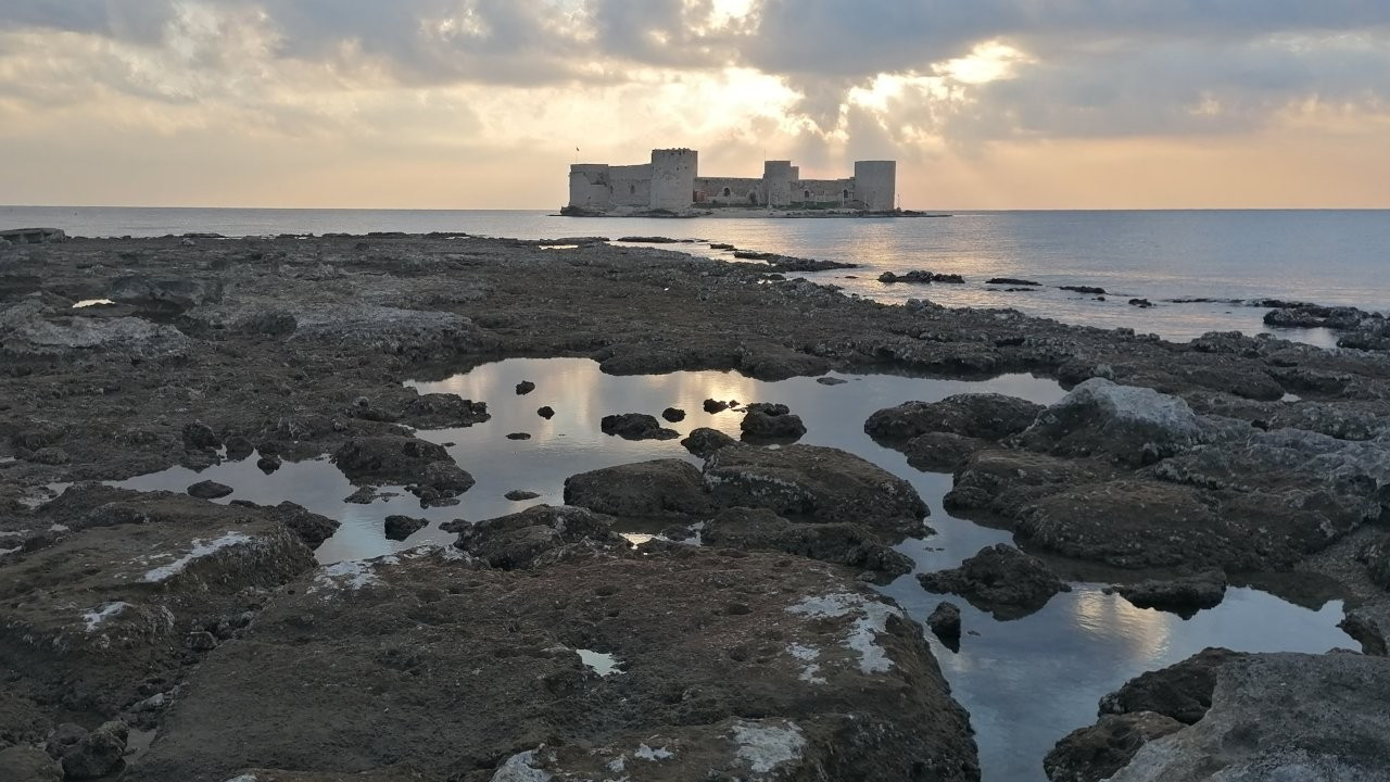 Kızkalesi'nde deniz suyu 100 metre çekildi