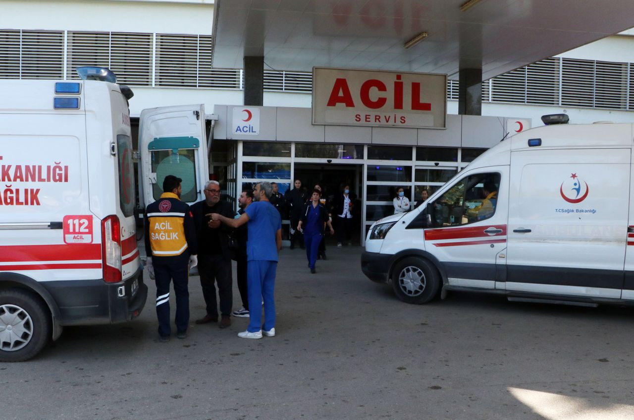 Depremde hasar gören Balcalı Hastanesi'nden tahliyeler sürüyor - Sayfa 1
