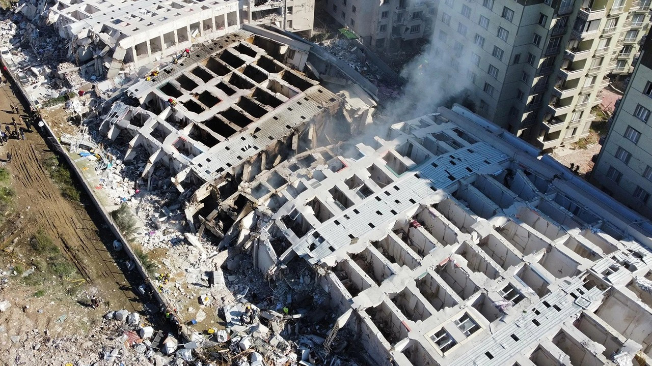 'İlk sarsıntıda yıkılan oteller 'hasarsız' raporunu nasıl aldı?'