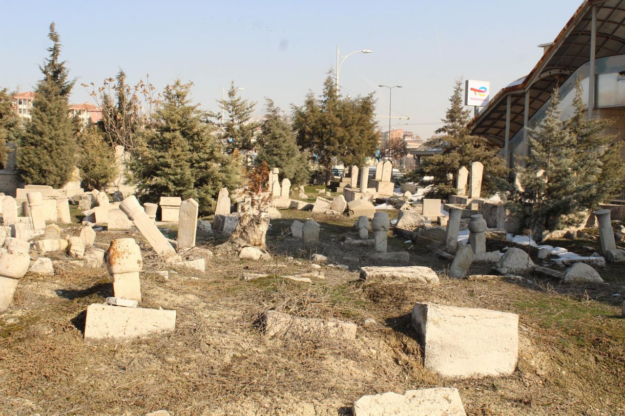 250 yıllık tarihi Sancaktar Mezarlığı'nda mezar taşları depremde kırıldı - Sayfa 2