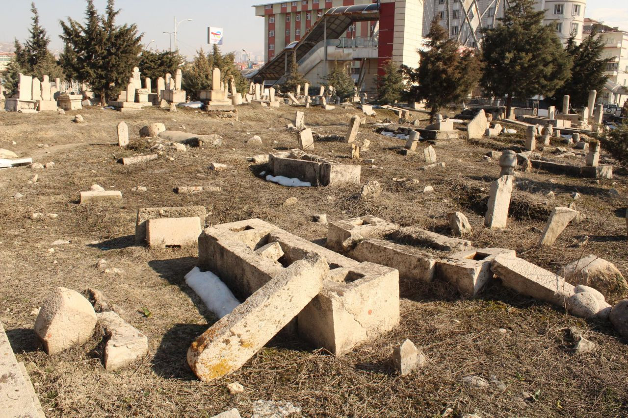 250 yıllık tarihi Sancaktar Mezarlığı'nda mezar taşları depremde kırıldı - Sayfa 1