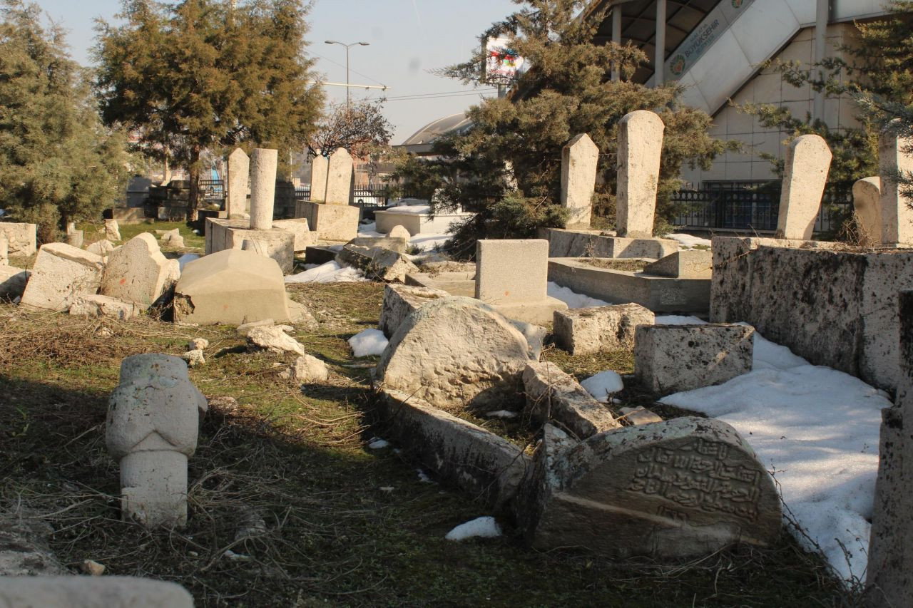 250 yıllık tarihi Sancaktar Mezarlığı'nda mezar taşları depremde kırıldı - Sayfa 3