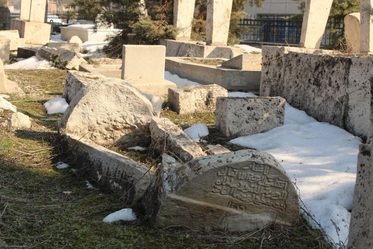 250 yıllık tarihi Sancaktar Mezarlığı'nda mezar taşları depremde kırıldı - Sayfa 4