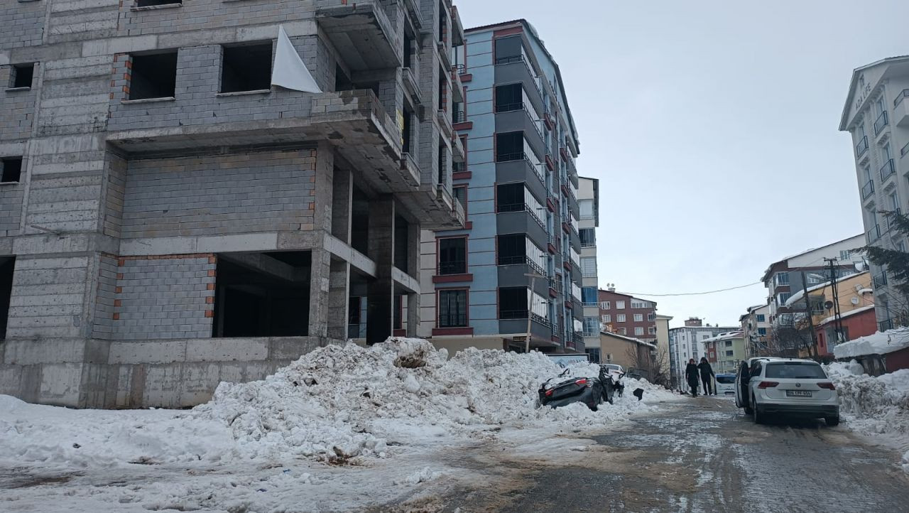 Bitlis'te çatıdan düşen buz kütlesi otomobili parçaladı - Sayfa 1