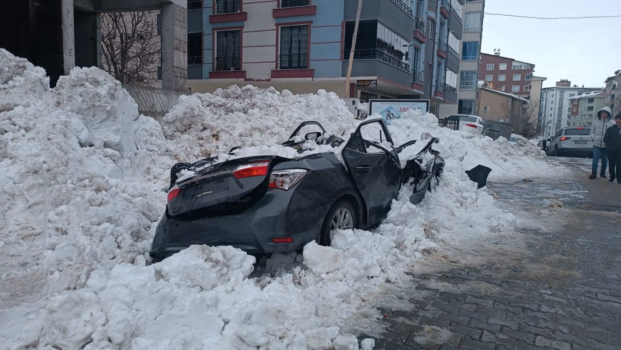 Bitlis'te çatıdan düşen buz kütlesi otomobili parçaladı - Sayfa 2