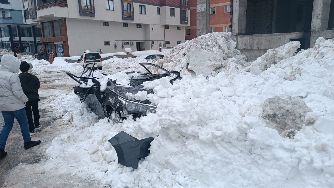 Bitlis'te çatıdan düşen buz kütlesi otomobili parçaladı - Sayfa 3