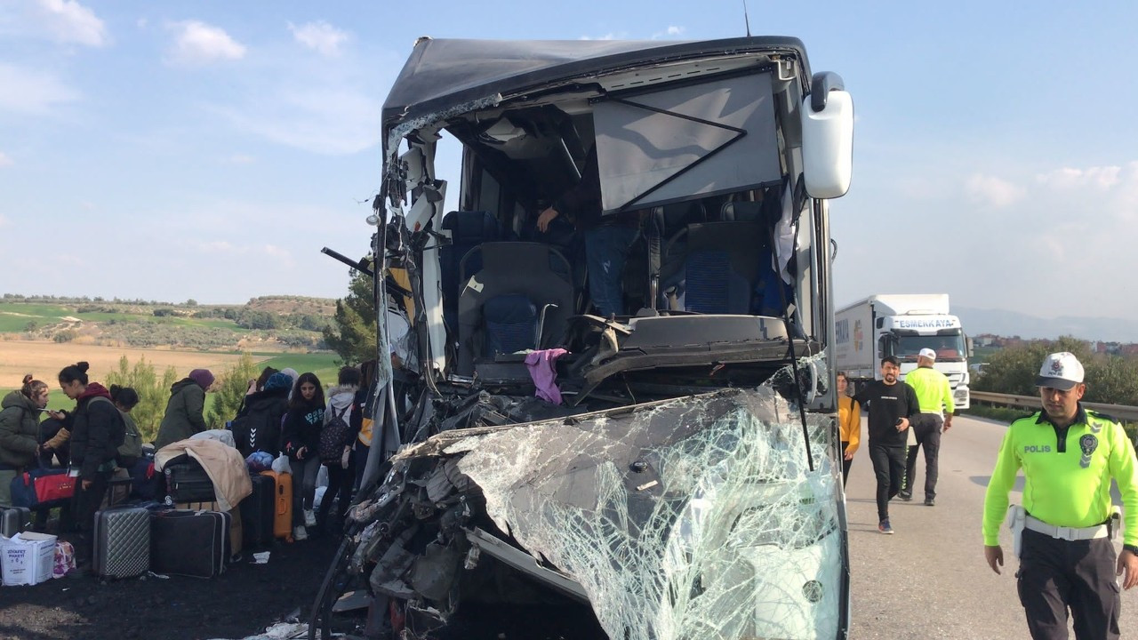 Depremzede öğrencileri taşıyan otobüs, kamyona çarptı: 2 ölü, 6 yaralı