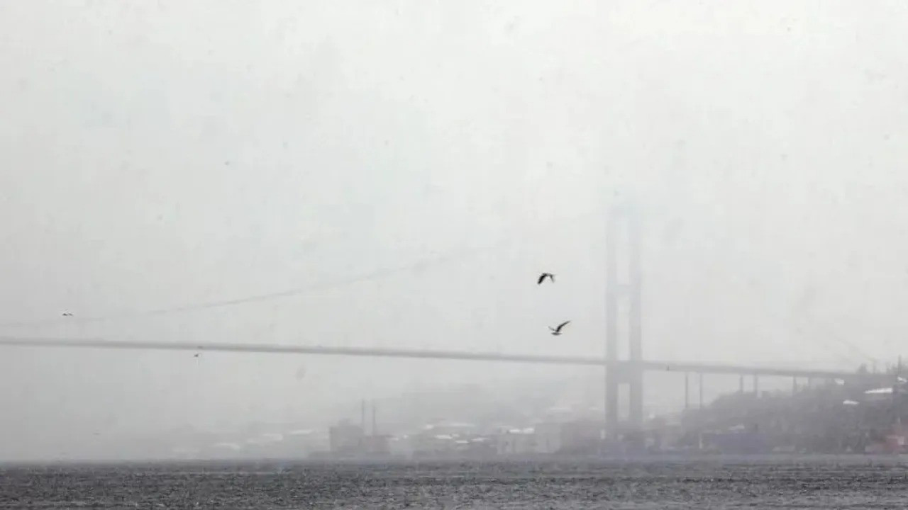 İstanbul Boğazı'nda sis engeli: Gemi trafiği çift yönlü askıya alındı