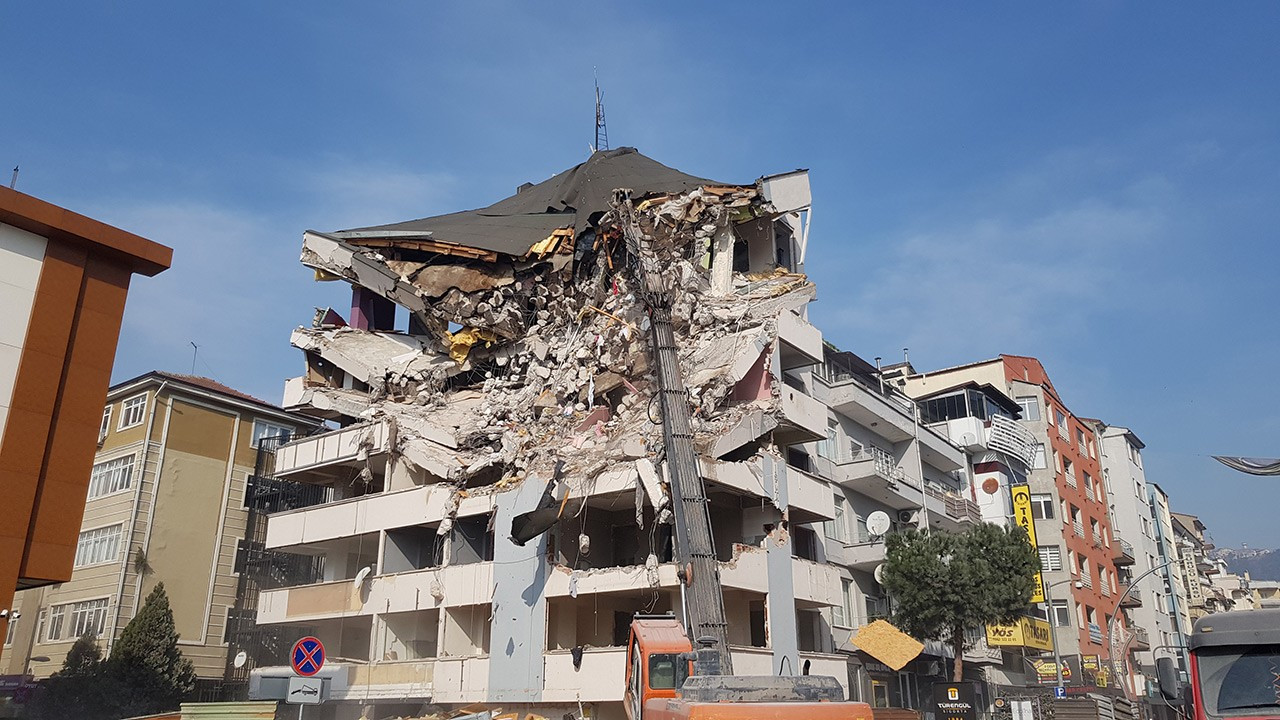 Marmara Depremi'nde hasar aldı, 24 yıl sonra yıkımına başlandı