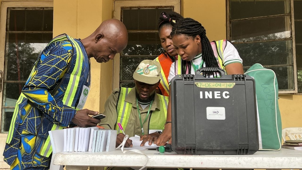 Nijerya, sandık başında: 8 oy kullanma makinesi çalındı